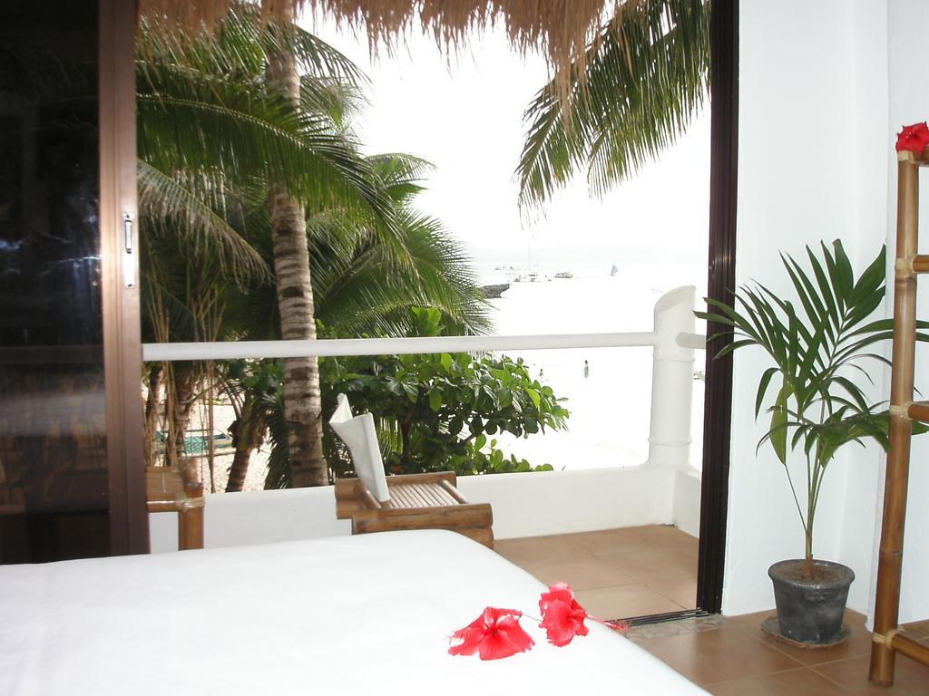 Artista Beach Villa Balabag  Zimmer foto