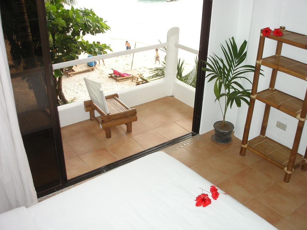 Artista Beach Villa Balabag  Zimmer foto